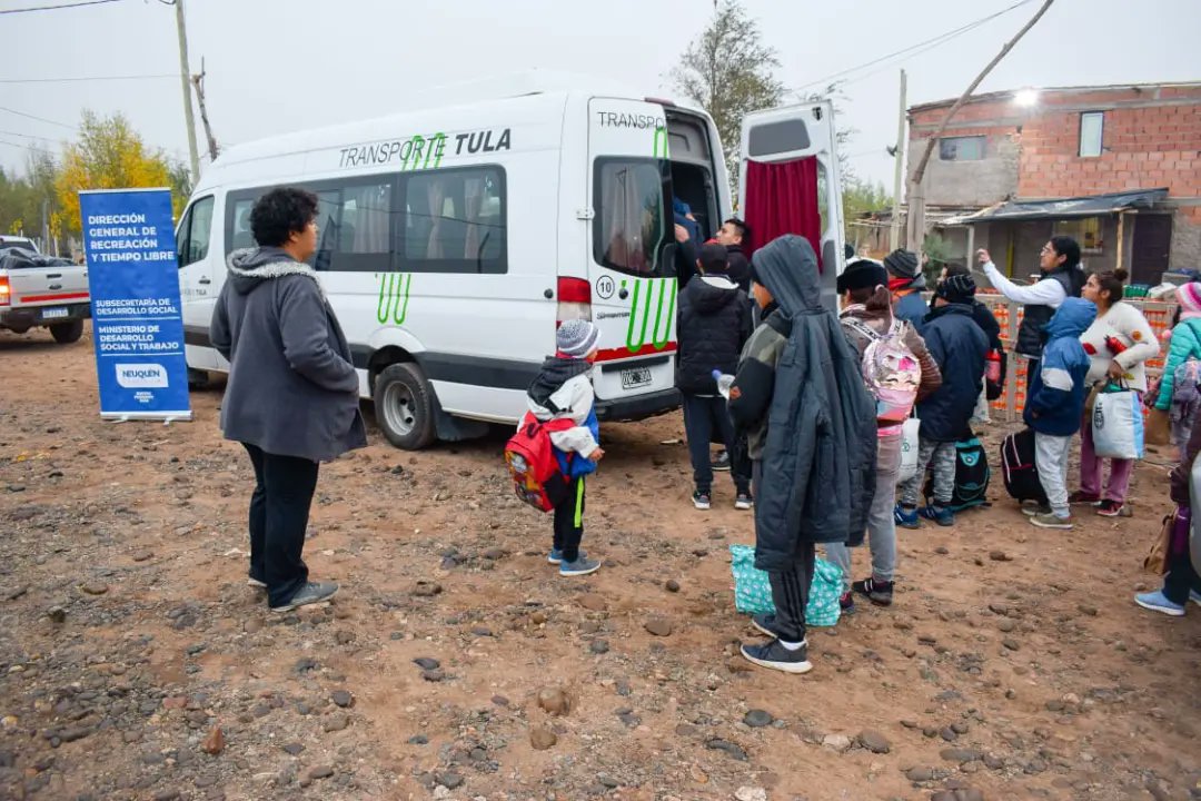 🚌 𝕍𝕚𝕒𝕛𝕖 𝕣𝕖𝕔𝕣𝕖𝕒𝕥𝕚𝕧𝕠 𝕕𝕖 𝕟𝕚ñ𝕠𝕤 𝕪 𝕟𝕚ñ𝕒𝕤 𝕕𝕖 𝕝𝕒 𝕞𝕖𝕤𝕖𝕥𝕒

Esta mañana, 15 niños y niñas del merendero “Primero los niños” de la meseta viajaron rumbo a San Martín de los Andes, para disfrutar de cuatro días de actividades deportivas y recreativas.