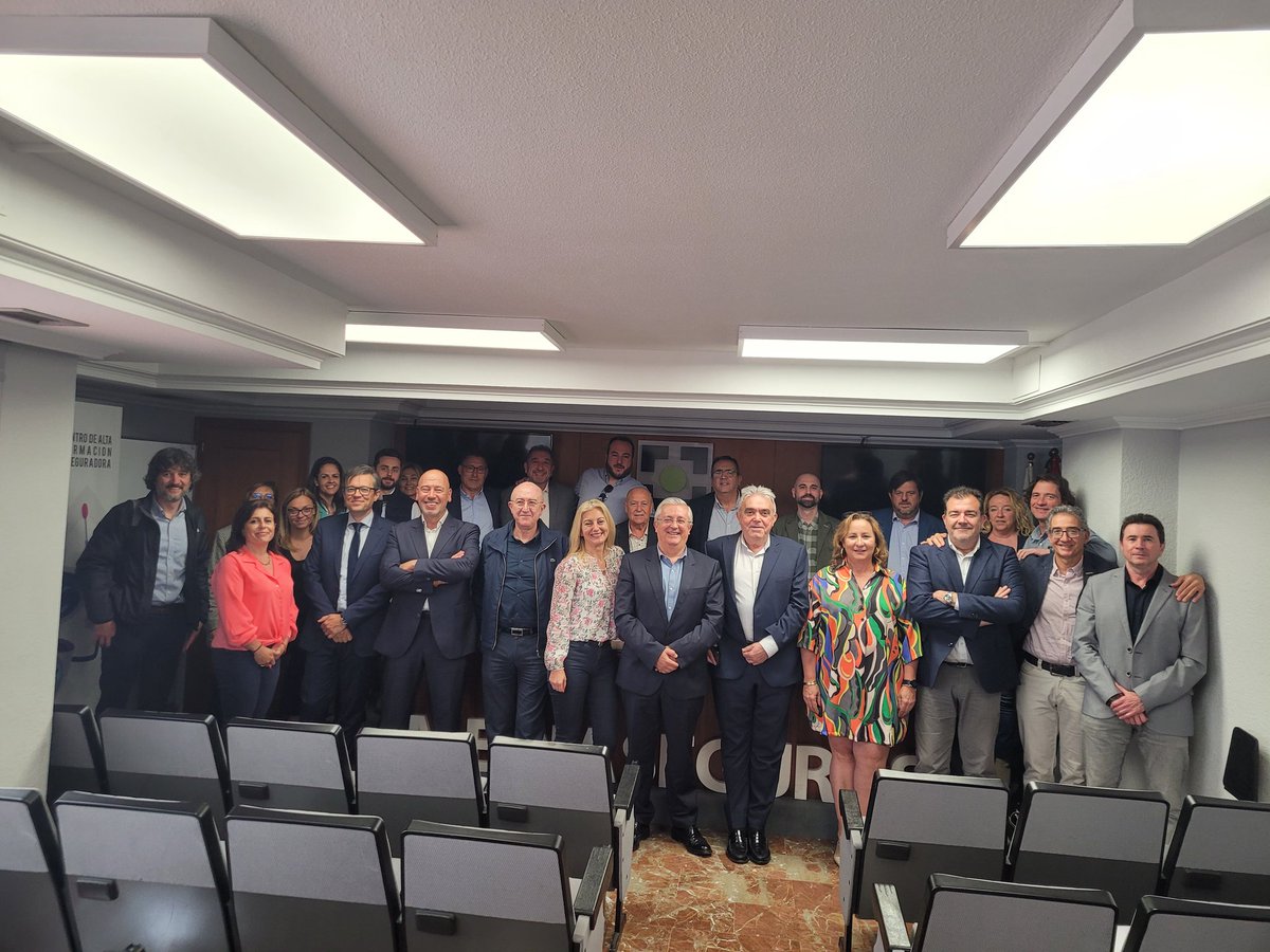 Jornada de trabajo con <a href="/espabrok/">Espabrok</a> para afianzar con fuerza las relaciones profesionales #susuerteesnuestrasuerte #darlomejorparaobtenerlomejor <a href="/mygutierrez_/">Myriam Gutiérrez</a> <a href="/FManzAlm/">FELICIDAD MANZANARES</a> <a href="/AXASegurosEs/">AXA España</a> <a href="/SCardeas/">Sergio Cardeñas</a>