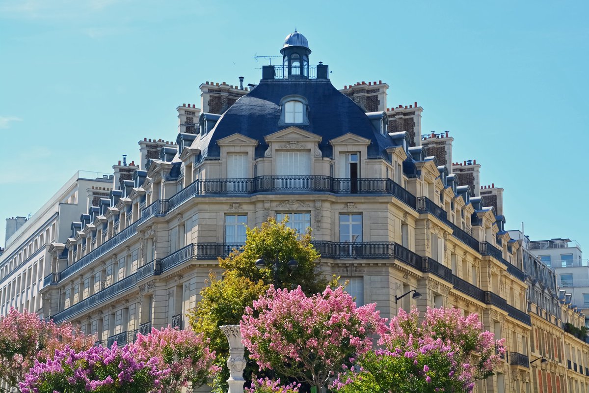 VIParis's tweet photo. Parisian buildings...do we need to say more?😍#Paris #Travel #France #architecture #thursdayvibes #Flowers #ThursdayThought 📸 Jeremy Bezanger💖💞 https://t.co/soPBccGDb9