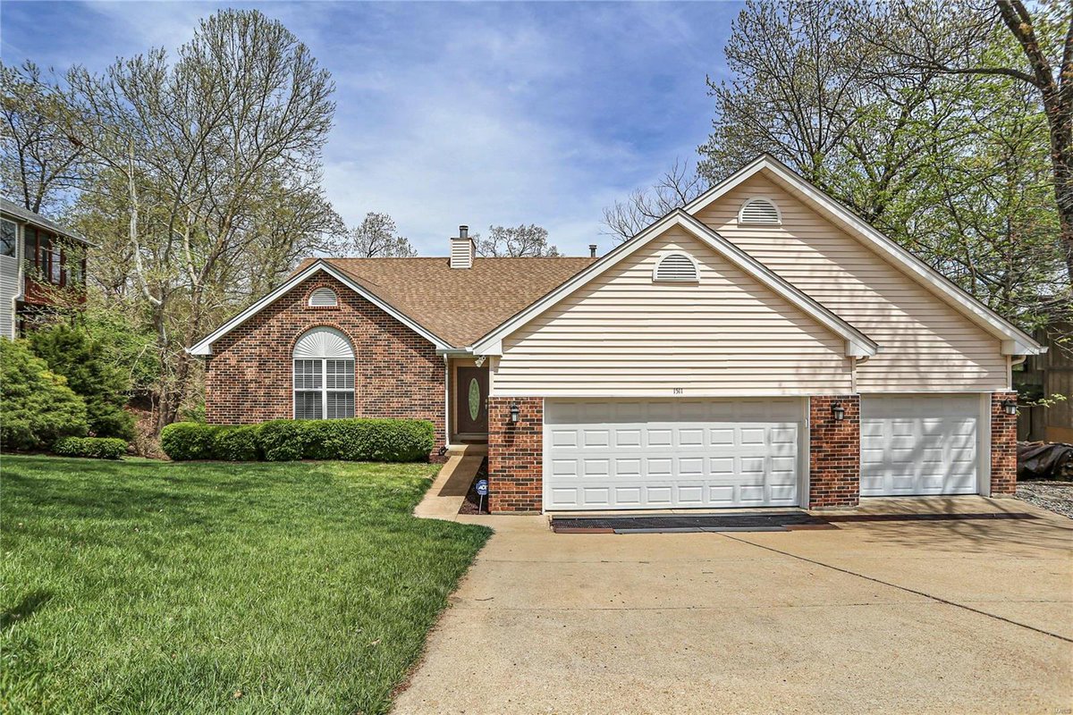 Ready for a change? This 4 BD/ 4 BA in High Ridge won't be on the market long.  cpix.me/l/142965112