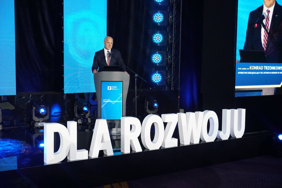 AgencjaRozwoju's tweet photo. 🎙 Podczas konferencji "Finanse dla rozwoju" @ZPPnetpl Konrad Trzonkowski, nasz dyrektor zarządzający, mówił o pożyczce inwestycyjnej, obrotowej oraz antyinflacyjnej z gwarancją EFG dla sektora MSP, a także o innych instrumentach finansowania jak leasing czy faktoring. https://t.co/5qc1aKac4M