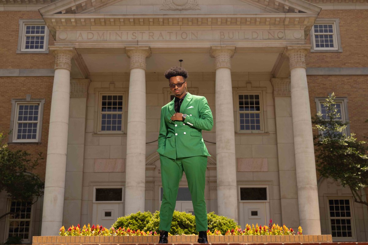 GenetEfron's tweet photo. May 13,2022 8 am ⁣
⁣
B.S. in Kinesiology with a minor in Chemistry  ⁣
⁣
Mr.UNT out 

📸: @Sobapictures 
🎓:@kelshareese https://t.co/uxUl6jei0F