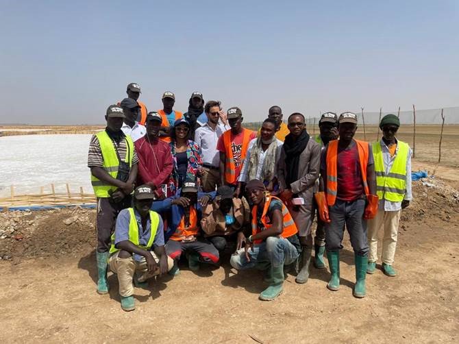 BM_Afrique's tweet photo. #Sénégal | Programme We-fi - 1/2 
Le programme #Pareel a produit un impact considérable en régions grâce à l’accompagnement délivré. Awa Rivet de Kaolack, lauréate, a lancé une 2ème société de production de sel qui a obtenu un financement de $20K  &amp; créé 15 emplois salariés. https://t.co/G2XNoqW0ZU