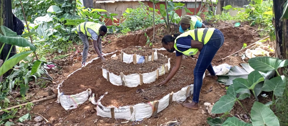 <a href="/RwandaYouthVol1/">Rwanda Youth Volunteers</a> muri <a href="/Nyamirambo_Sect/">Nyamirambo Sector</a> dukomeje ubukangurambaga bwo kurwanya imirire mibi n'igwingira ry'abana twubaka imirima y'imboga mu Midugudu yose igize Umurenge wa #Nyamirambo.

#ImiberehoMyizaYabaturage
#TurwanyeImirireMibi

<a href="/Nyarugenge/">Nyarugenge District</a> <a href="/jacques_murego/">Jean Jacques Murego</a> 
<a href="/KWIZERABertin1/">KWIZERA Bertin</a>