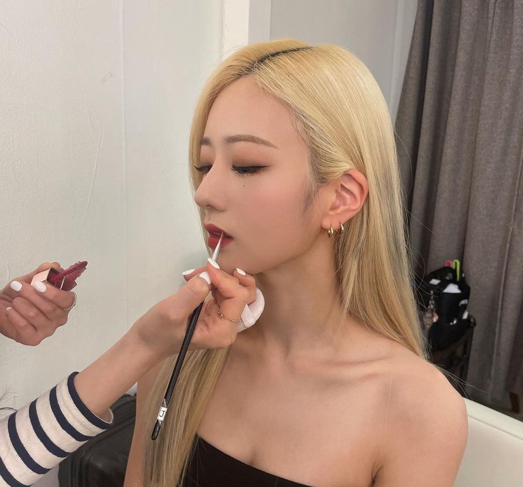 deobijellykim's tweet photo. It's yoon bomi from apink https://t.co/hZHEp5suOz