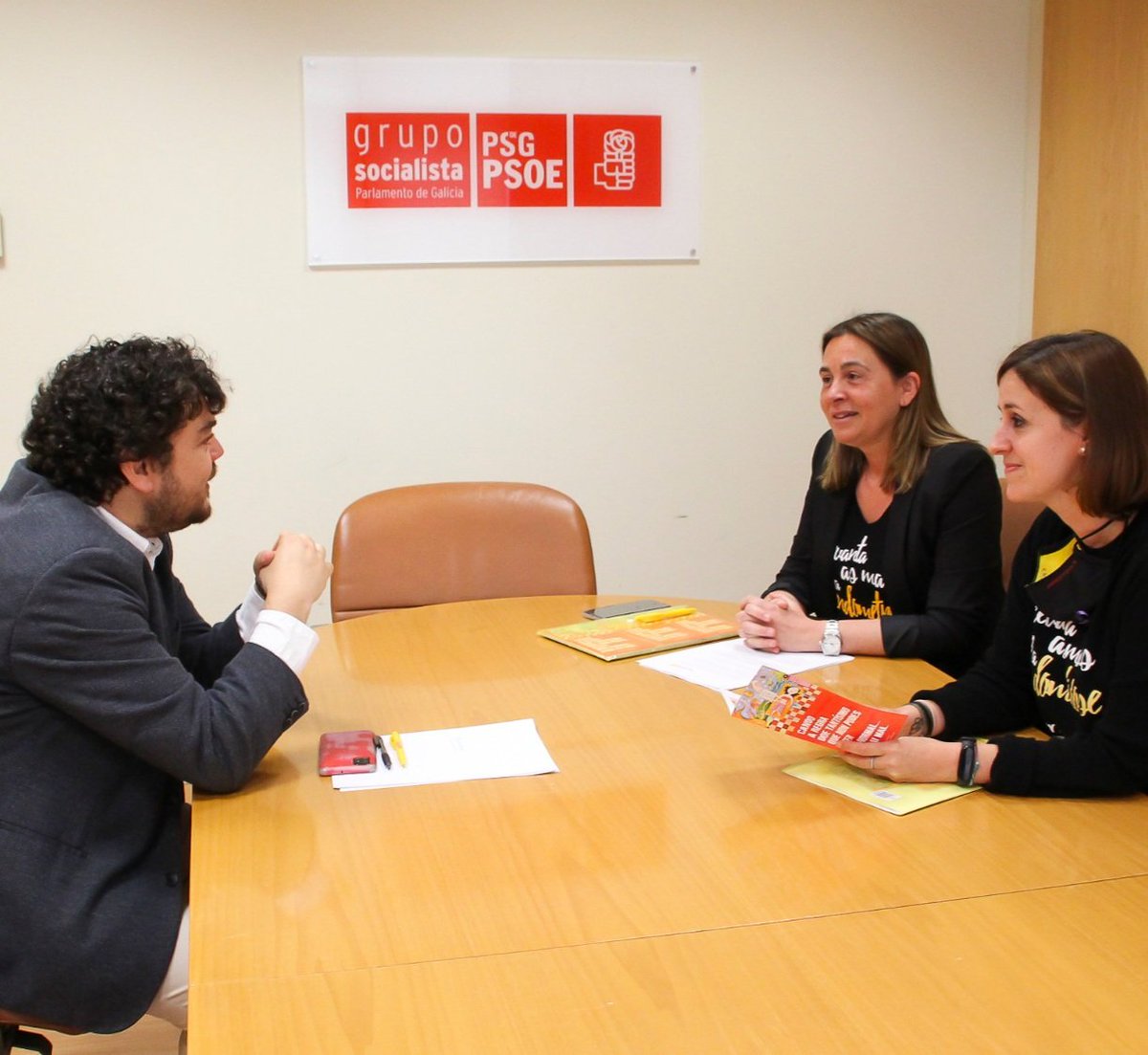 Hoxe estivemos con <a href="/juliotq/">Julio Torrado Quintela</a>  do @PSdeG . E saimos da reunión co seu compromiso de presentar a proposta non de lei para que a moción se leve a cabo, para que haxa prazos que cumplir e as nosas reivindicacións deixen de ser papel mollado.
💛
#sanidadesennesgodexénero