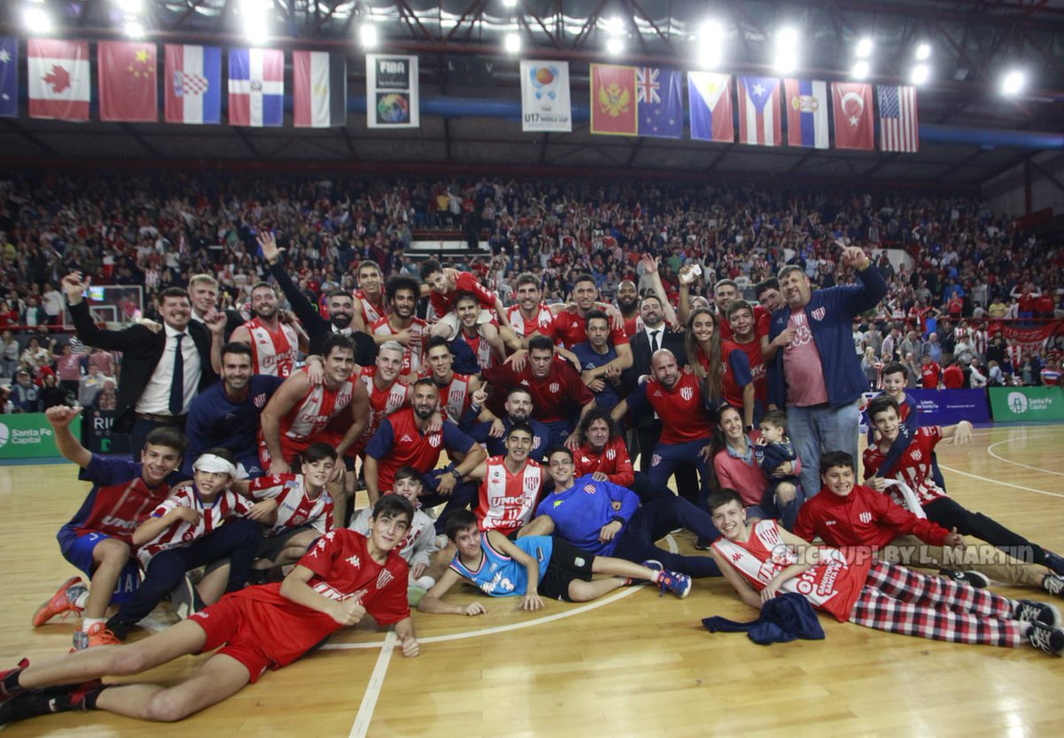 Inolvidable: los festejos de <a href="/unionsfbasquet/">Unión Básquet</a> bajo el lente de <a href="/clickupsports/">CLICK UP!</a> luego de la victoria “Tatengue” 3-2 sobre <a href="/HispanoBasquet/">Hispano Americano</a> en el playoffs por la permanencia de la <a href="/LigaNacional/">La Liga</a>