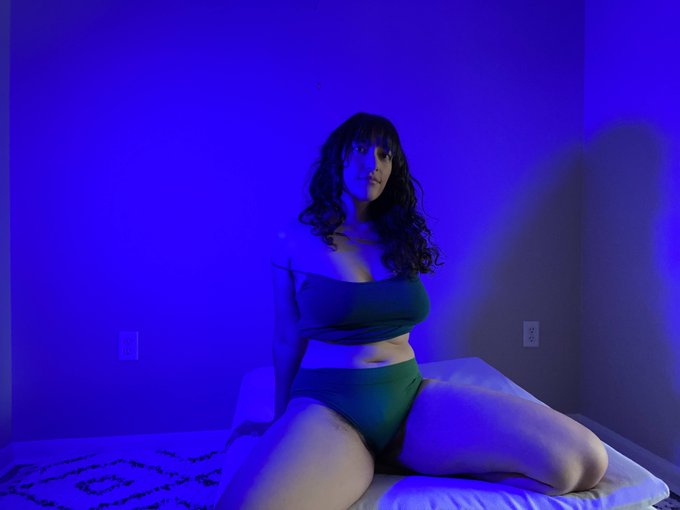 Who wouldn't want to get crushed by thick thighs? https://t.co/R7cMfv2ouJ