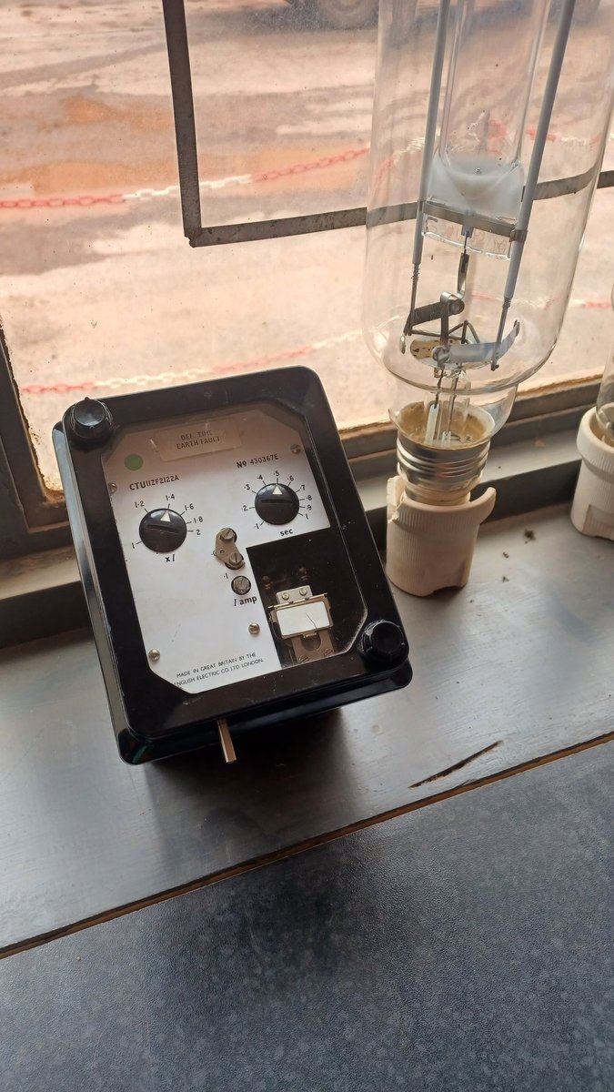 A lovely old relay for the personal museum! Slowly growing a nice collection here, slowly... 
#hv #englishelectric #earthfaultrelay