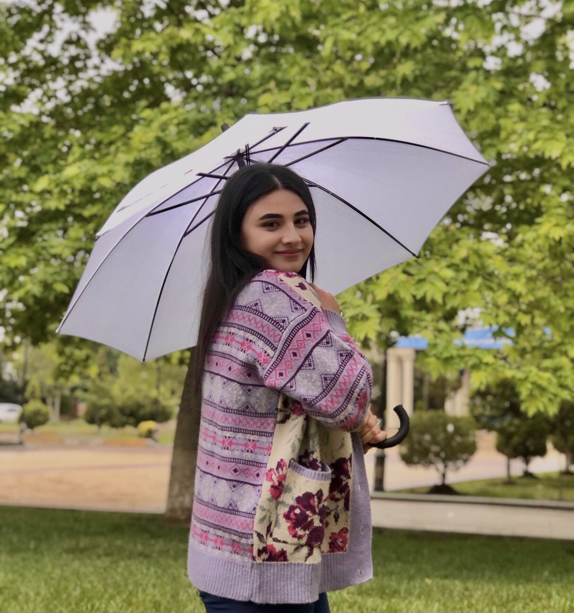imgula13's tweet photo. #spring #nature #NaturePhotography #BlossomWatch  #Masallı #smile #Flowers #rain #RainyThursday #rainyday #ladyinumbrella #funnytwitter #twitterpost #twitterhumor #twittertweets #twitter🐦 #twitterthreadstorytime #tweet #tweets #twitterposts #purple #green #gardening #girl https://t.co/Xe7MmFO4yZ