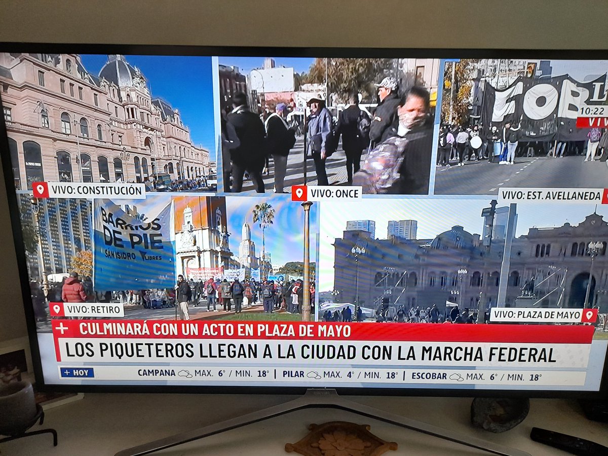 RCachanosky's tweet photo. Piqueteros exigiendo el "derecho" a ser mantenidos por los que trabajamos https://t.co/jKjyxpqjfu