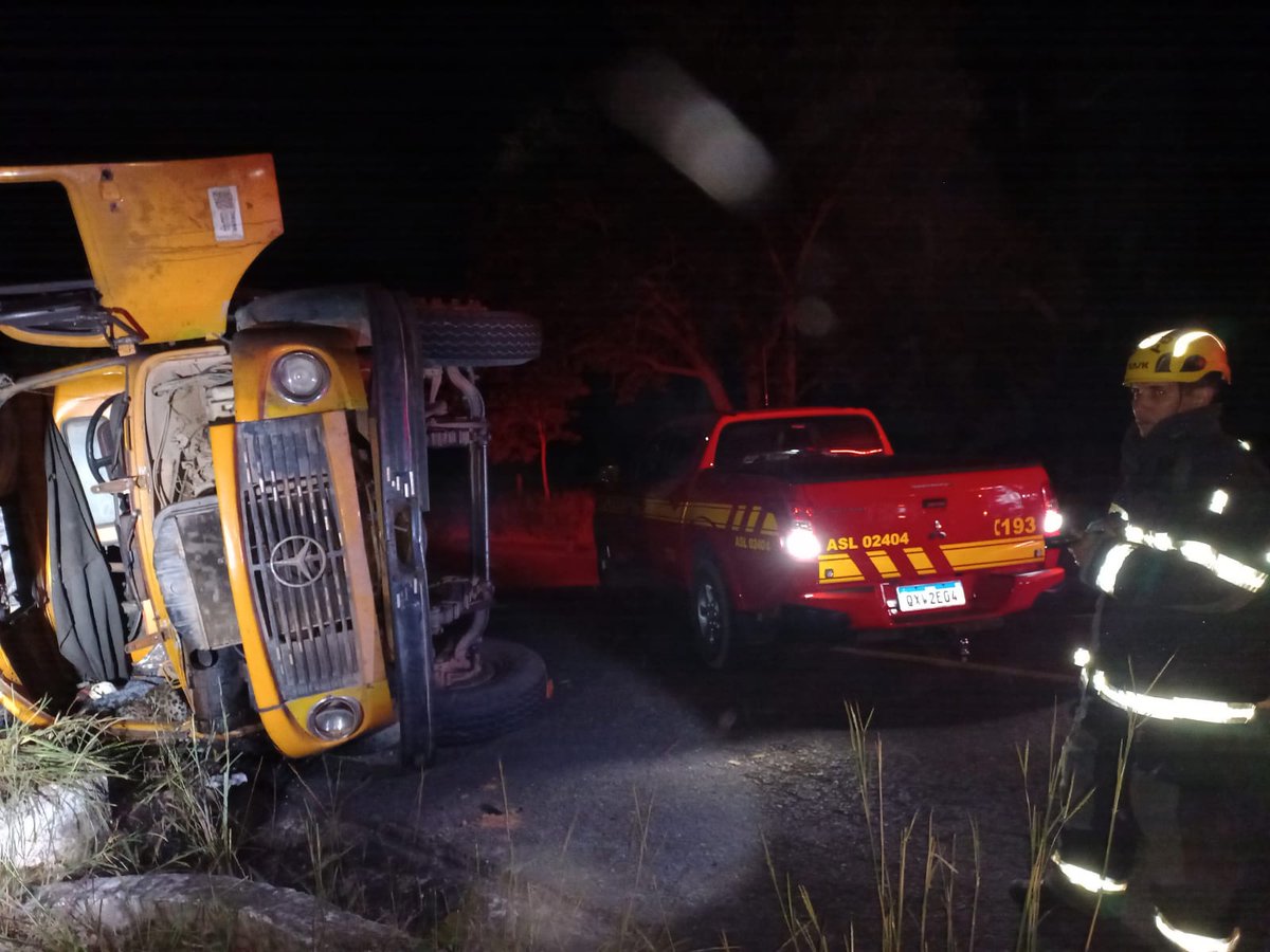 Tombamento de caminhão com vítima presa às ferragens em Januária no fim da noite de ontem (11).

Acidente ocorrido na LMG-604, proximo de Bonito de Minas.

Outros 3 ocupantes (passageiros) saíram ilesos.

O contutor de 38 anos foi retirado em segurança e conduzido pelo SAMU.