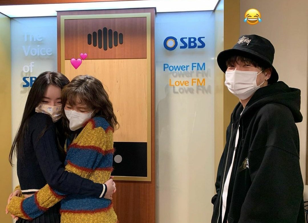 wandj221's tweet photo. 220512 sbsyoungstreet insta update with #WENDY, Sua and Taehyun 💙🌈

#Give_me_the_answer
We were with the Tension line who laughed a lot today🙌
Finally, the final winner is here!! This time, the final winner was Taehyun😆👍✨ https://t.co/SlbCx20wkx