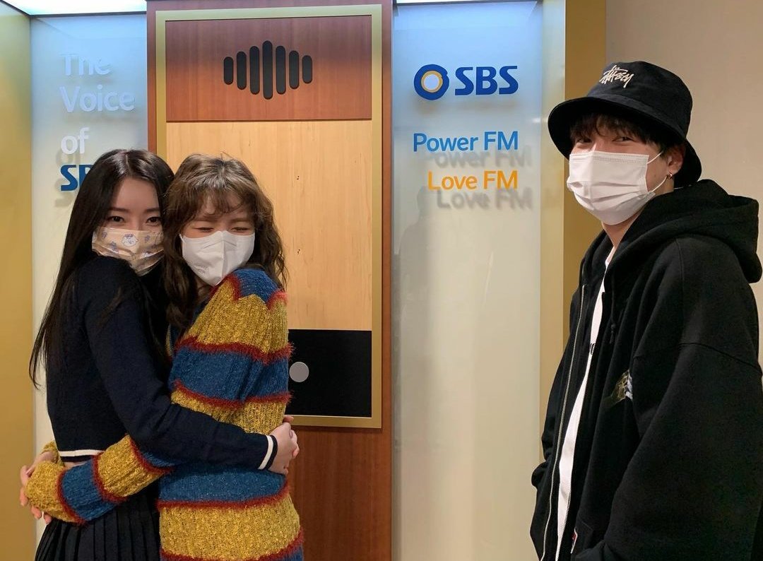 wandj221's tweet photo. 220512 sbsyoungstreet insta update with #WENDY, Sua and Taehyun 💙🌈

#Give_me_the_answer
We were with the Tension line who laughed a lot today🙌
Finally, the final winner is here!! This time, the final winner was Taehyun😆👍✨ https://t.co/SlbCx20wkx