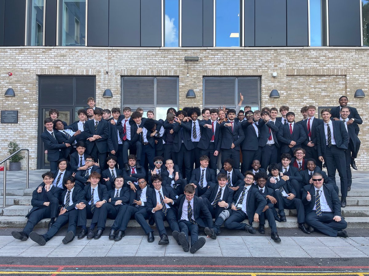 FBS_SixthForm's tweet image. Last day for our wonderful Year 13s - what a year group!! ✨✨✨✨
@FulhamBoys 
#FBSTID
🔵🔴🔵🔴🔵🔴