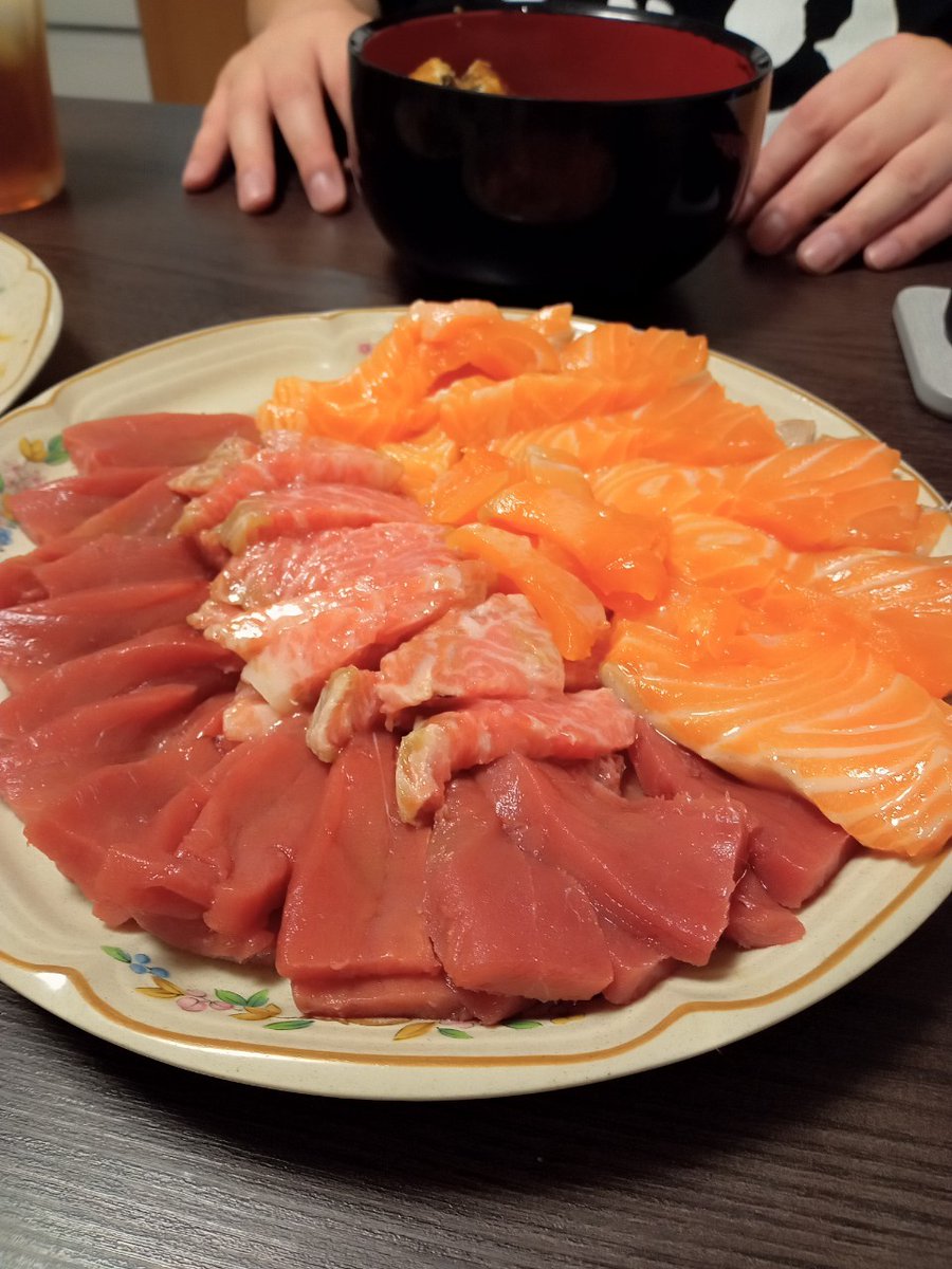toshiayunoroke's tweet photo. 今日はあゆの誕生日！
仕事帰りに上野で大量に買い物して、
海鮮バイキングをやりました！

サクから頑張ってカットした😁

誕生日プレゼントに誕生石のエメラルドが入ったネックレスをプレゼントしました！

毎年素敵な誕生日を過ごして欲しいです
お誕生日おめでとう！ https://t.co/cikxvKevef
