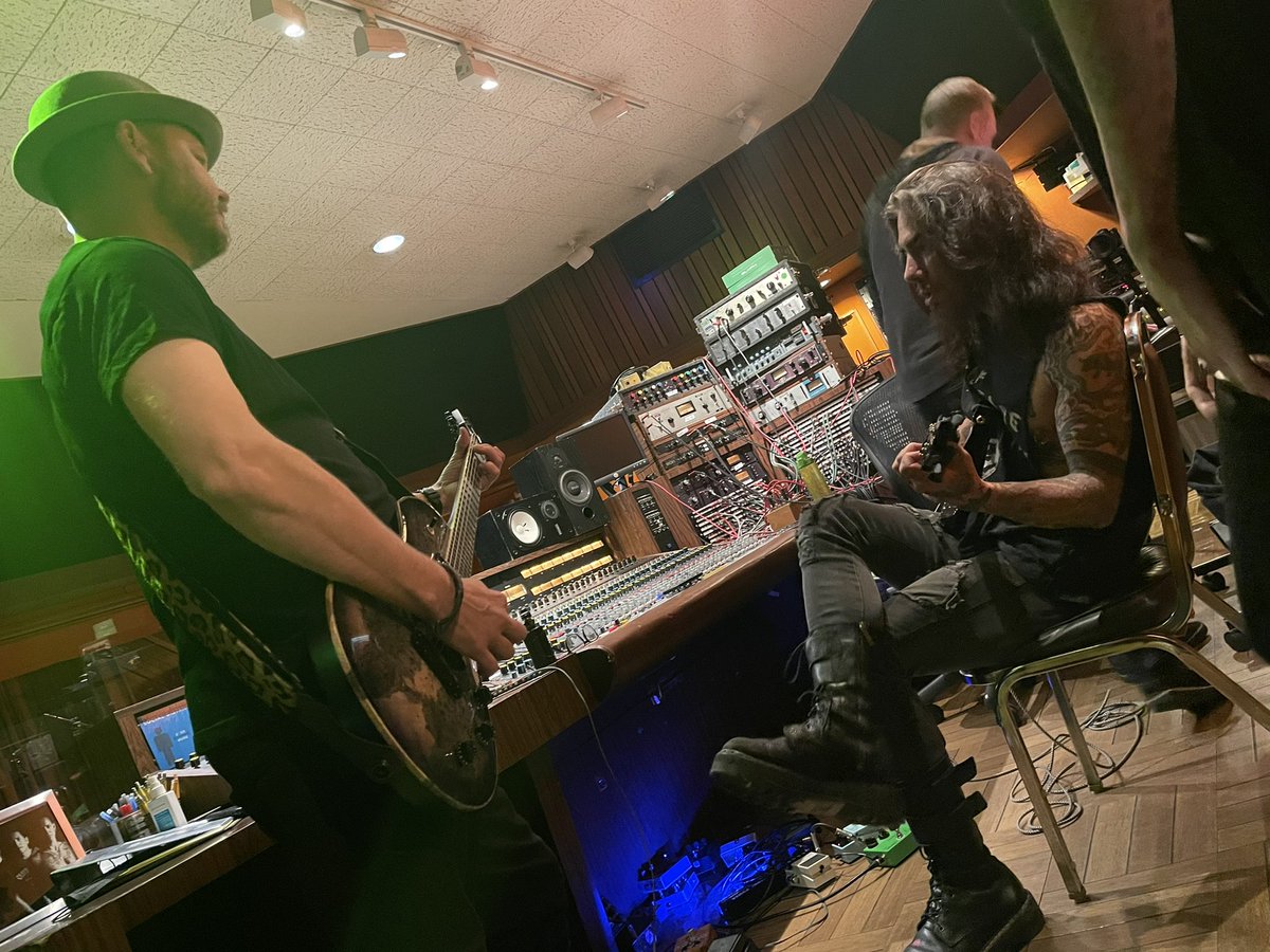 therealgreydaze's tweet photo. Guitarists @cristindavisofficial &amp; @davenavarro at @sunsetsoundrecorders writing together on our track #HoldingYou #greydaze #foryouchester #newmusic #thephoenix #chesterbennington #seandowdell #davenavarro #macebeyers #cristindavis https://t.co/C5LUUhHAmm