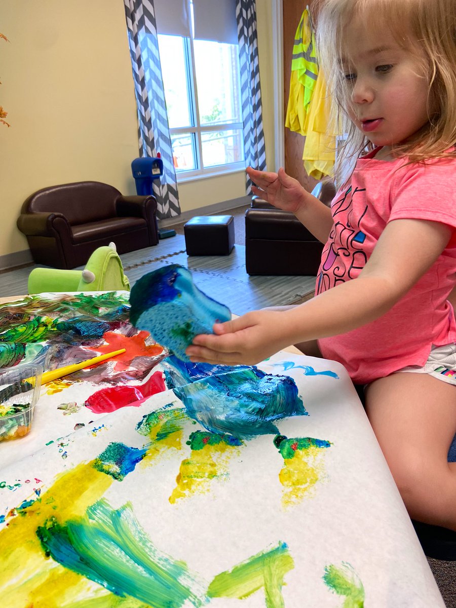 emily_knipe's tweet photo. Mixing colors &amp; experimenting with different types of tools while painting! #parentsasteachers #guidedplay #fecchornets https://t.co/zX1pc4cw11