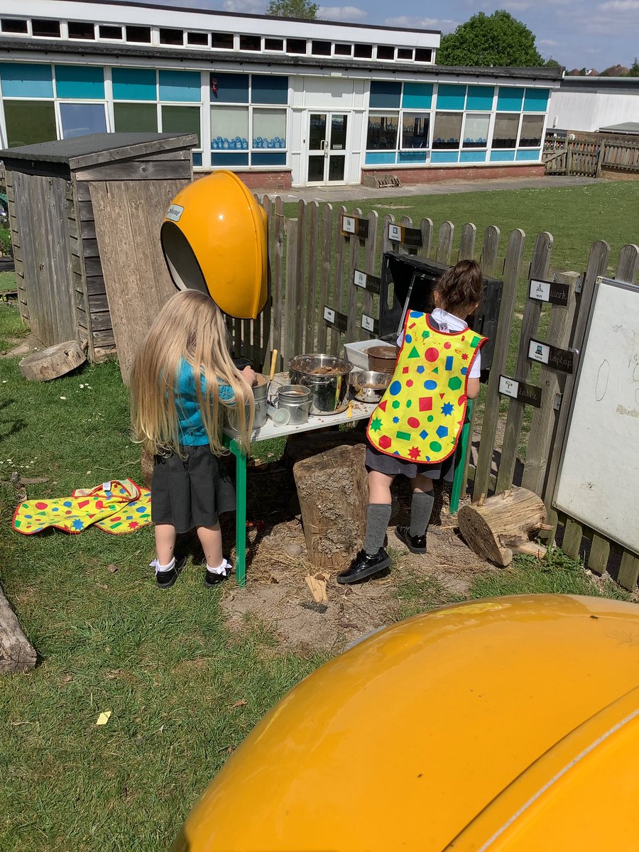 delceacademy1's tweet photo. Explorers have been using our core text ‘The Wall’ to build our own wall like the King and think about different jobs adults have. Some of us decided to be chefs and bake a cake for the King.
#Englishatdelce #idependentlearning https://t.co/YAbXfzsjLz