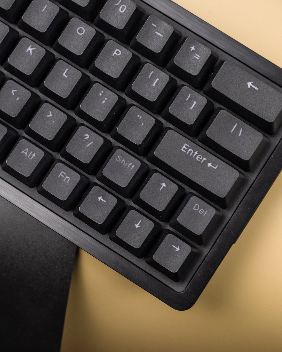 MountainGGlobal's tweet photo. Did you try a 60% keeb yet? Everest 60 brings a small form factor with zero compromise on arrow key functionality ⬅️⬆️⬇️➡️
.
.
.
#mechanicalkeyboard #arrowkeys #pbt #keycaps #gamingsetup #gamingpc #pcgaming #mountaingg https://t.co/TNEHi5KtIb