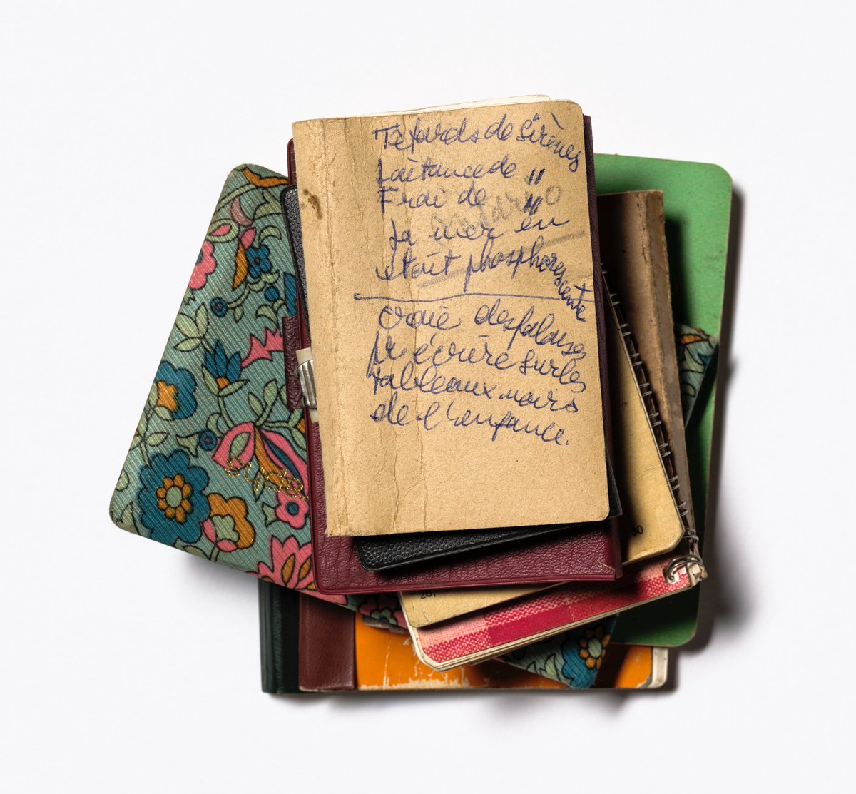 [PAPIERS LA RAGE D'ÉCRIRE]
Usés, cornés, annotés et raturés jusque sur la couverture, les #carnets de #BéatrixBeck conservent leurs mystères… Béatrix Beck est l’auteure d’une œuvre audacieuse, sans cesse renouvelée…
imec-archives.com/matieres-premi…
#ecriture #archives #imecarchives