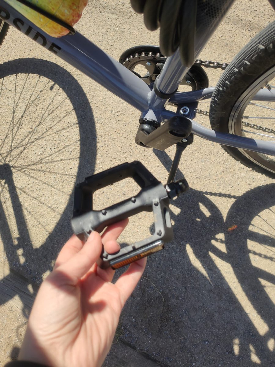 yanirasc's tweet photo. @DecathlonES  necesito que me ayuden. 
Ayer use mi bici por primera vez, no llevaba ni media hora pedaleando cuando se cayo un pedal, perdí el control y me caí, pedí expresamente el montaje de ustedes porque me fiaba de vuestro servicio de montaje. Estoy perdiendo la seguridad! https://t.co/41nqGwXa8z