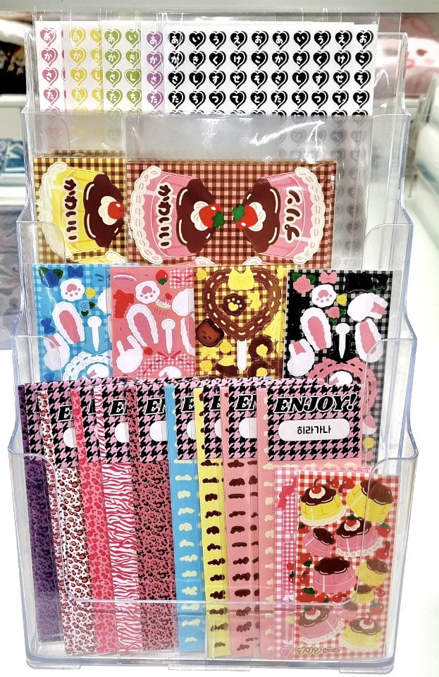 🎀위드뮤<a href="/Withmuu_twt/">𝘄𝗶𝘁𝗵𝗺𝘂𝘂 위드뮤</a> 오프라인 입점🎀
-
위드뮤 홍대AK&amp;점, 롯데영플라자팔레트점, 용산아이파크몰점 총 세 곳에 입점했습니다💕

하트, 호피, 푸딩 시리즈 일본어 스티커와 우치와, 푸딩 +신상인 깅엄 핑크 프레임이랑 핑크 우치와도 위드뮤에서 제일 먼저 구매 가능해요♥