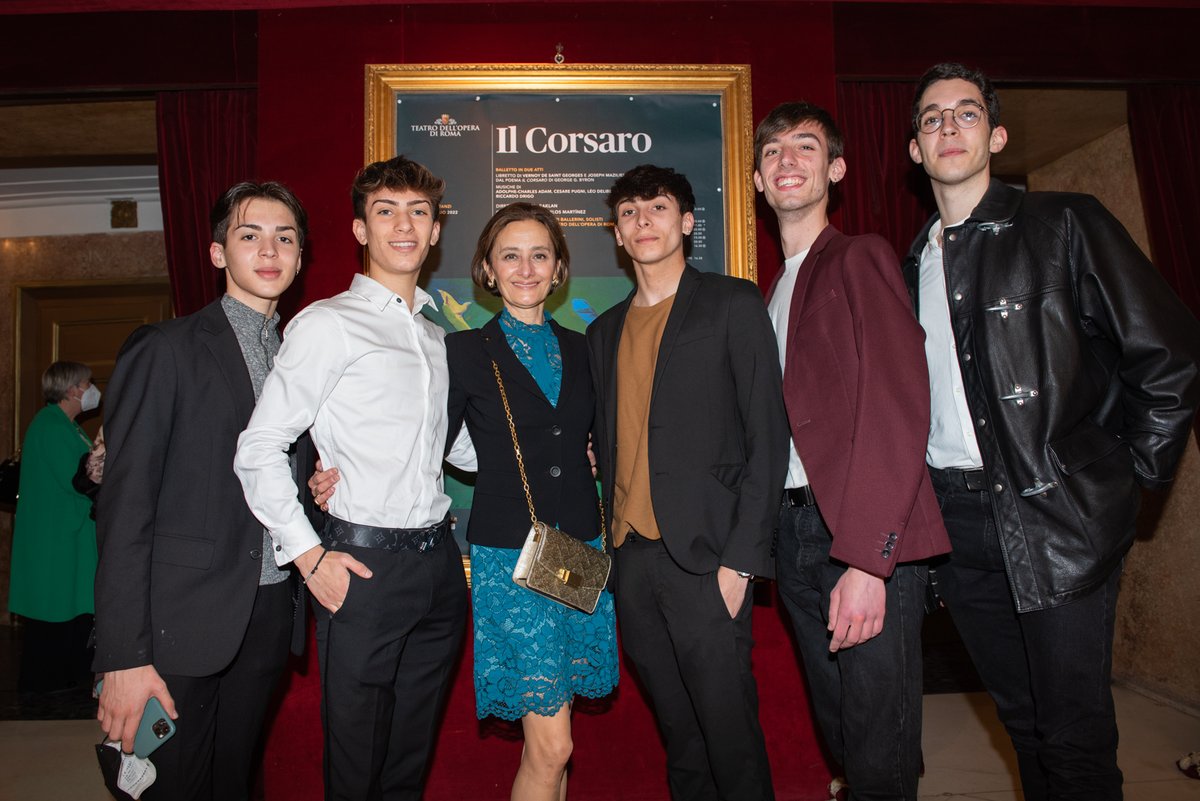 OperaRoma's tweet photo. Nel parterre della première de “Il Corsaro” in scena all’Opera di Roma la direttrice #LauraComi con i protagonisti della docuserie "SCUOLA DI DANZA – I RAGAZZI DELL’OPERA" in esclusiva su @RaiPlay. Da oggi online le ultime tre puntate!
#operaroma #ScuoladiDanza @panama_film https://t.co/t4d794pTsz