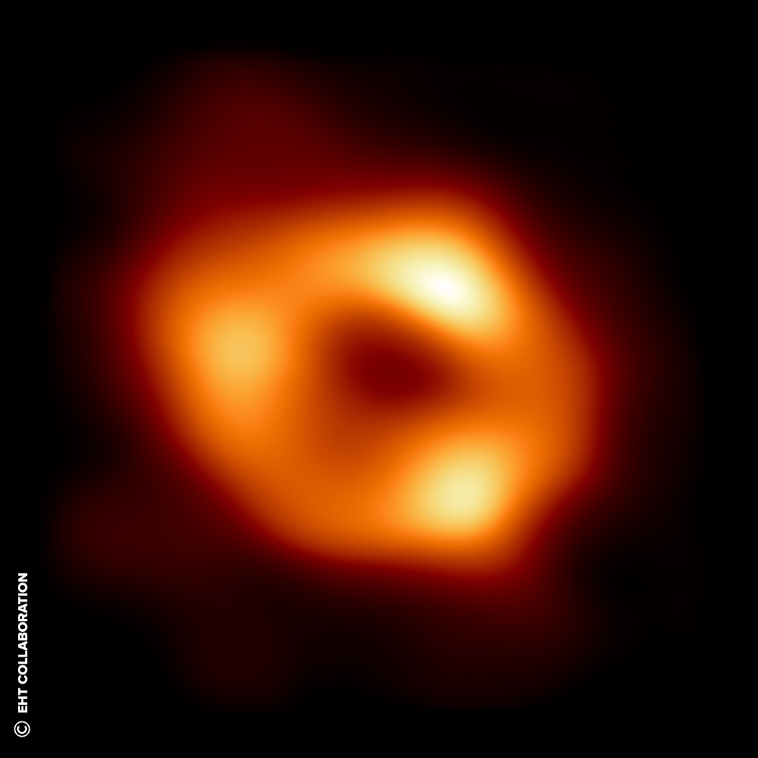 futurasciences's tweet photo. [🔴DERNIÈRE MINUTE] Après des semaines de suspense, voici la 1ère image HISTORIQUE du #trounoir supermassif au centre de notre #Galaxie.

Mesdames et messieurs : Sagittarius A* ! 

Toutes les infos en #live ici 👉https://t.co/Eohp1SelDM
#OurBlackHole #SgrABlackHole @ehtelescope https://t.co/rhh49jqz0l