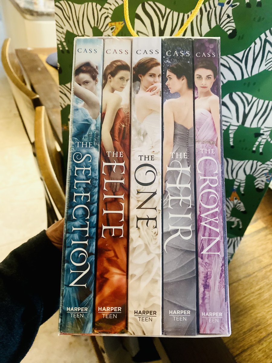 LUCKEEMEE2X06's tweet photo. Gifting My favorite series to one of my students today!
She on book 3 & she’s completely invested…
But all Library books have to be returned.
She won’t have to miss a thing now!
@kieracass you turn non readers into ADDICTIVE Readers♥️ #SelectionSeries #Love #BookLover https://t.co/HbtMeNg6OL