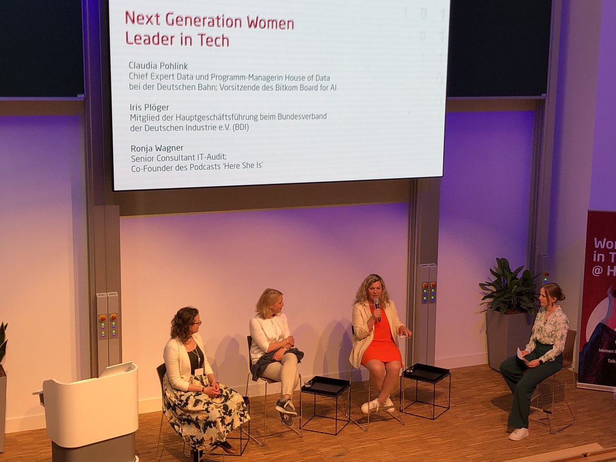 Es müssen sich auch 2022 immer erst noch 50% der Menschheit melden um auf andere Sichtweisen hinzuweisen. Und auch das dauert dann in der Umsetzung viel zu lange, sagt @cloudy_pooh auf dem Panel der #womenintech Konferenz des <a href="/HPI_DE/">Hasso-Plattner-Institut</a> #diversitymatters … vor allem im Bereich #KI