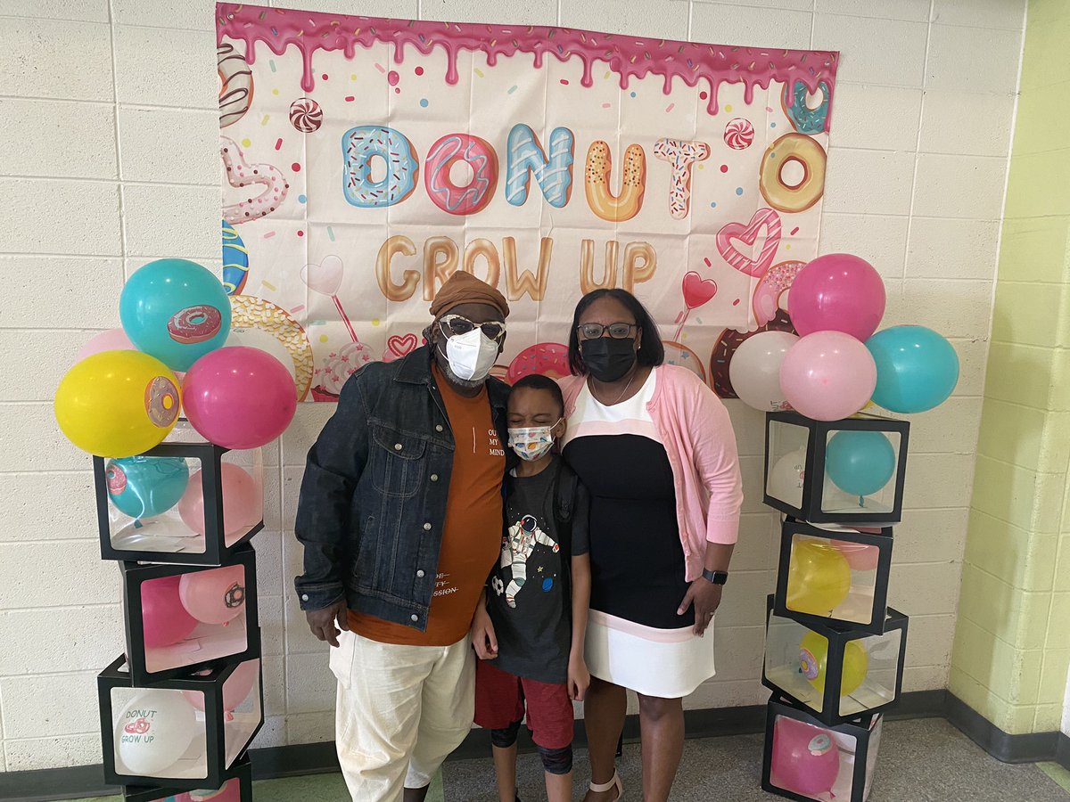 Every now and then an Eagle must hang with a Dolphin @DepriestSchool A super awesome Dads & Donut Day. @ChicagoCAPS15 @ChiPubSchools @AQS_Plato @ChiefDavidBrown @TBrownABC7 @janicejackson @trpresdrj @myron_hester @canderson311 @Shabs76303 @teachergoals @TheRealTonySco