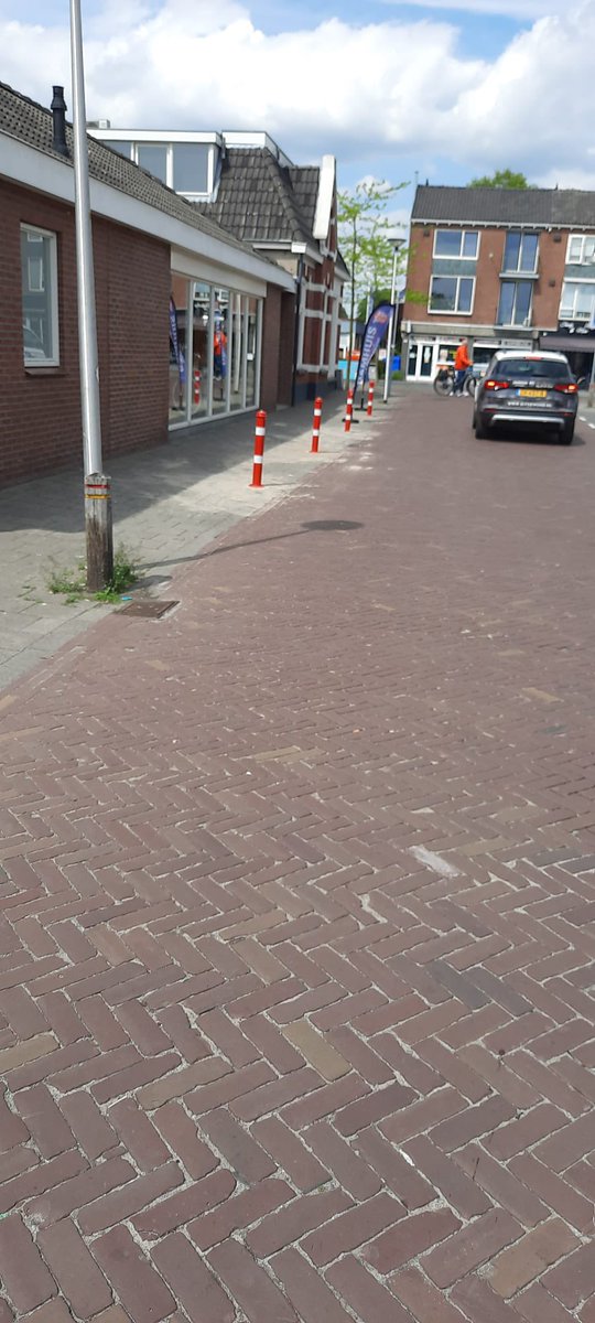 De gemeente #Enschede heeft paaltjes geplaatst voor meer veiligheid bij het in- en uitrijden van de Schoolstraat. Geen geparkeerde auto’s meer! 👏