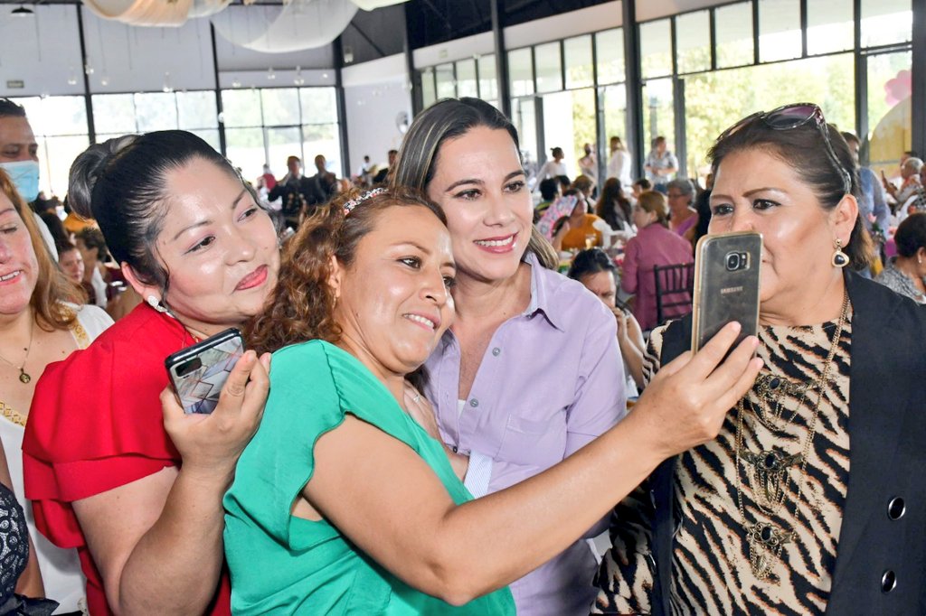 ¡Qué alegría ver a las mamás de #Irapuato 💕y celebrar juntas la bendición de ser madres! Tenemos una tarea que nos ocupa todos los días, sin descanso, pero que nos da grandes satisfacciones. Gracias por su esfuerzo, por hacer desde su núcleo familiar mejores ciudadanos.