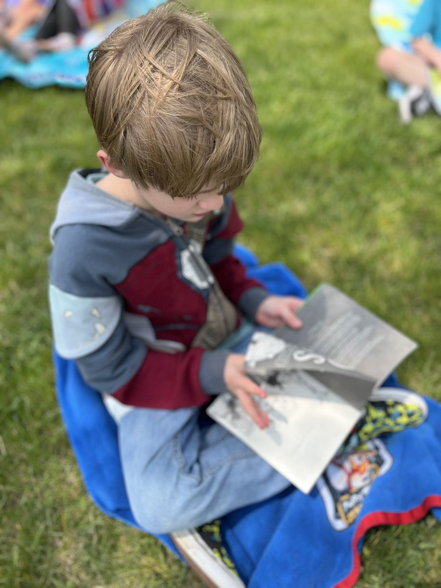 The weather was perfect for our beach reading day! 🏖