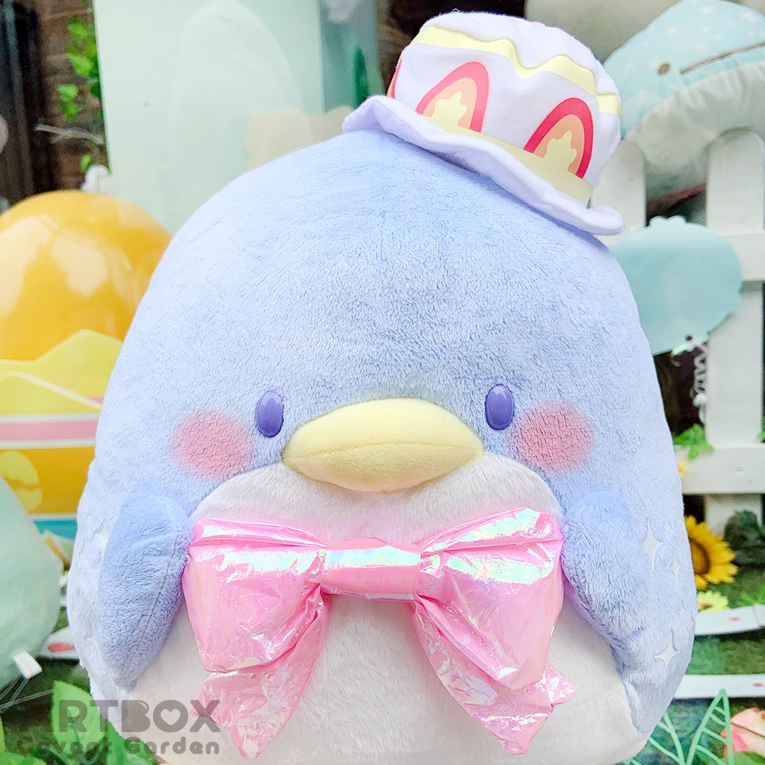 artbox_uk's tweet photo. Say Happy Birthday to #TUXEDOSAM! Our fave little penguin is celebrating his birthday today🐧🎉

What better way to celebrate than with a super cute birthday cake hat &amp; the shiniest pink bow in his collection 🎀🎂

Find your special Birthday Edition Plush in store &amp; online today! https://t.co/aNgytpse1h