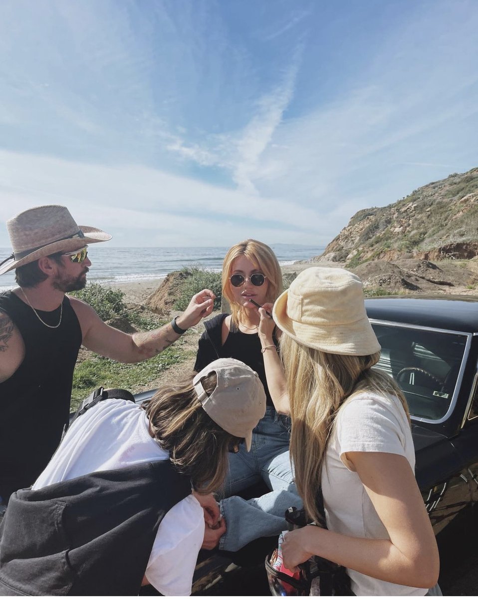 eloise's tweet image. Me when I say I can be ready in 5 minutes🤭BTS video of “Her” out now!!! EloiseAlterman.lnk.to/HerBTSTA