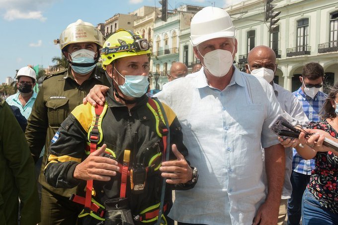 Trabajar duro» para encontrar a las dos personas que continúan desaparecidas, tras el lamentable suceso del Hotel Saratoga, continúa siendo el centro de las labores que allí se realizan. 
#FuerzaCuba 
#Matanzas