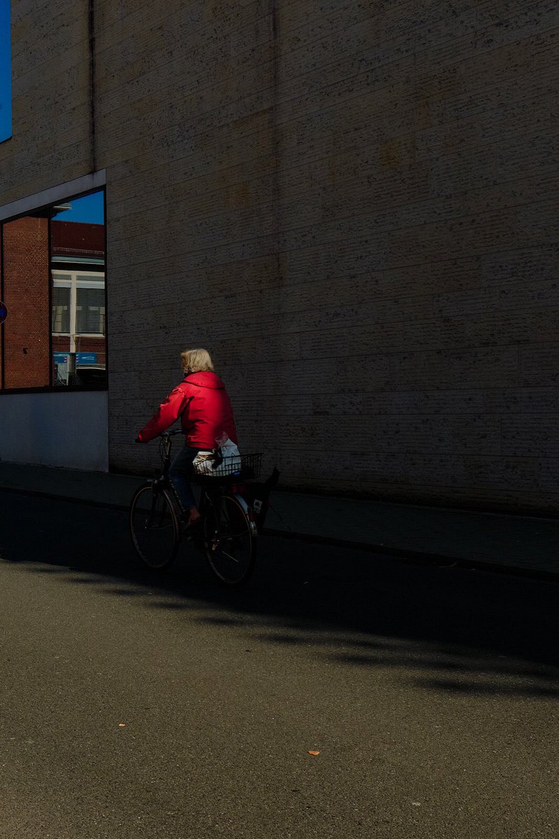 arakelyan_a's tweet photo. GM frens 🤙🏽 I have so much shots in my archives and still no time to edit and share with you! Need some more motivation 😅 #NFT #NFTCommunity #streetphotography #fujifilm https://t.co/kkVpoBnzzG