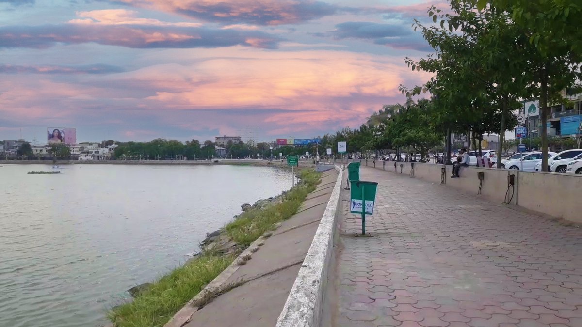 RaipurSmartCity's tweet photo. #मोर_रायपुर_सुविधाओं_की_दस्तक
सर्व-सुविधायुक्त जैसे लैंडस्केपिंग, पार्किंग, पाथवे तथा रोशनी व्यवस्था के साथ वृक्षारोपण कर स्मार्ट तालाब में विकसित किया जा रहा है, जिससे तालाबों के जल स्तर को बनाये रखने में सहायता होगी।
@RaipurDist
@MoHUA_India
#ClimateChange
#waterlevelsrising https://t.co/kO3EhST4D0