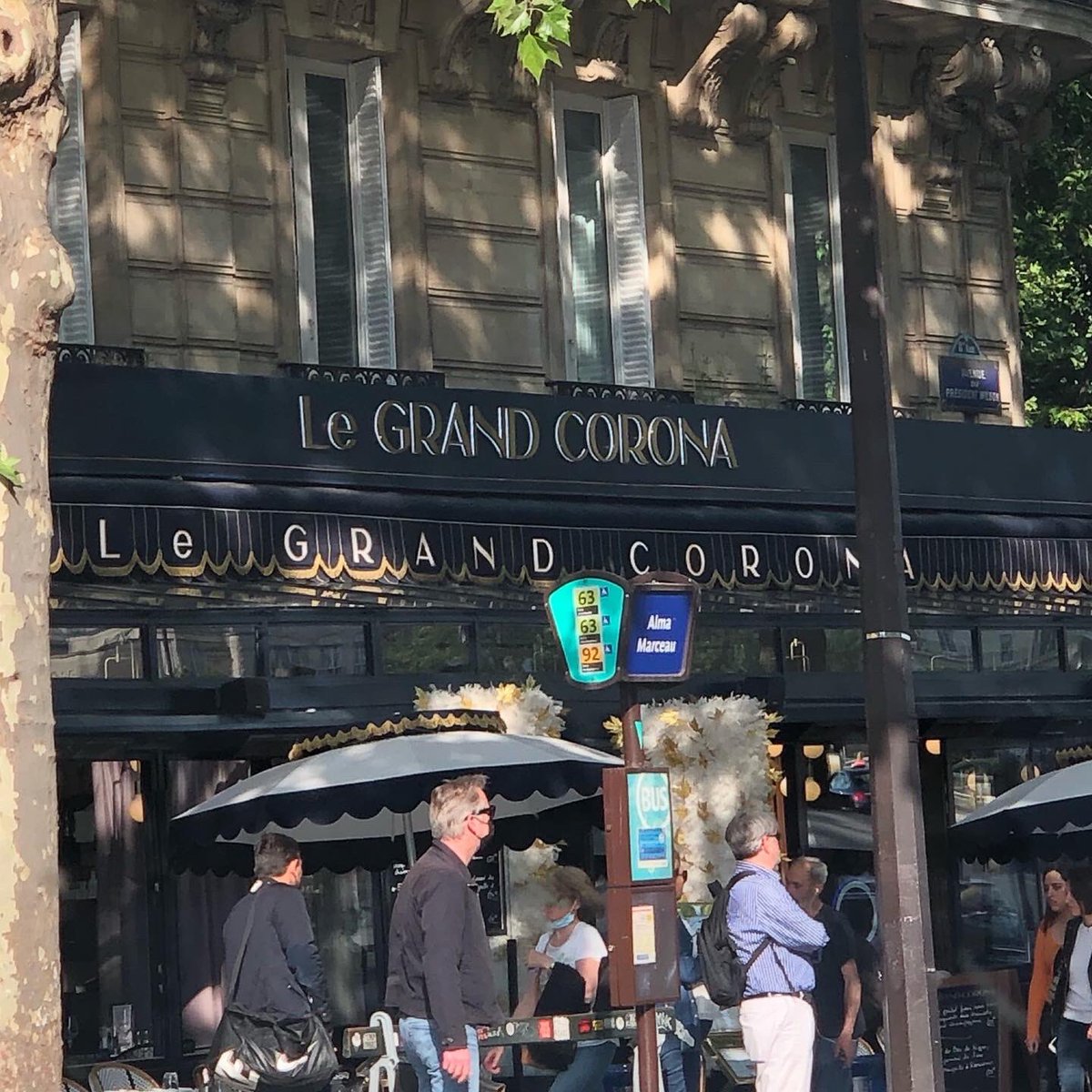 coronarsivi's tweet photo. Zeyzey #coronarsivi sayfamıza Paris’te gezerken gördüğü bi mekanın fotoğrafını paylaştı ve “asla unutulmayacak bi virüs” diyede ekledi. 🙃

#paris #corona #mekan #kurallar https://t.co/nNEmbok4XD