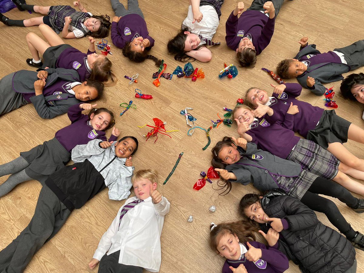 HPA_Philip_Lane's tweet image. Arts and crafts club made some beautiful bugs out of tinfoil, cellophane and pipe cleaners. The creativity never ends at #HPAPL #PrimaryArt 
@HarrisFed
