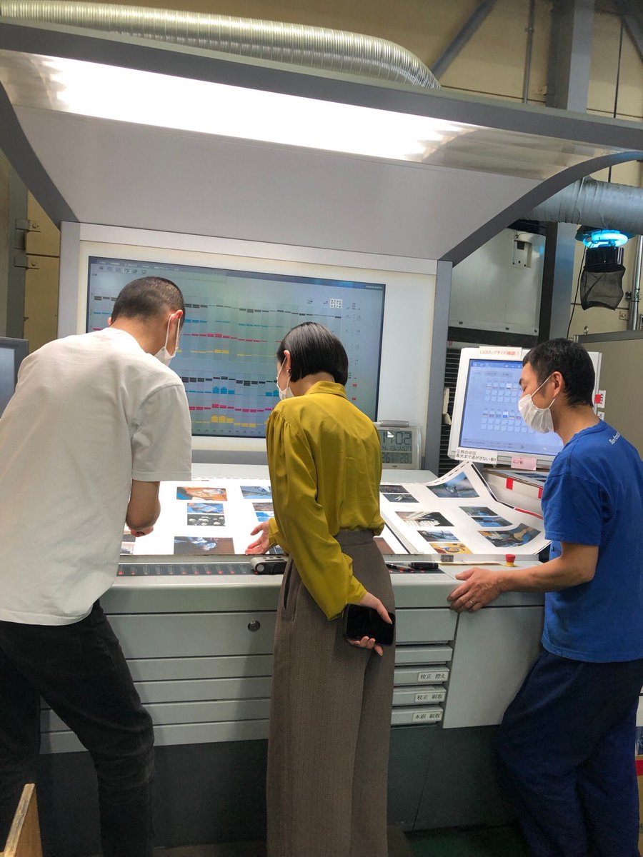 【5月新刊『おじいちゃんの写真集』】

気鋭の写真家、水島大介の初写真集。こちらは先月の印刷立ち合い風景。美しい造本にも注目です！編t

【装丁】田中せり
【発売日】2022年5月下旬
【価格】12000円＋税
【ページ数】368

ご予約はこちら→
amazon.co.jp/dp/4861528674/…