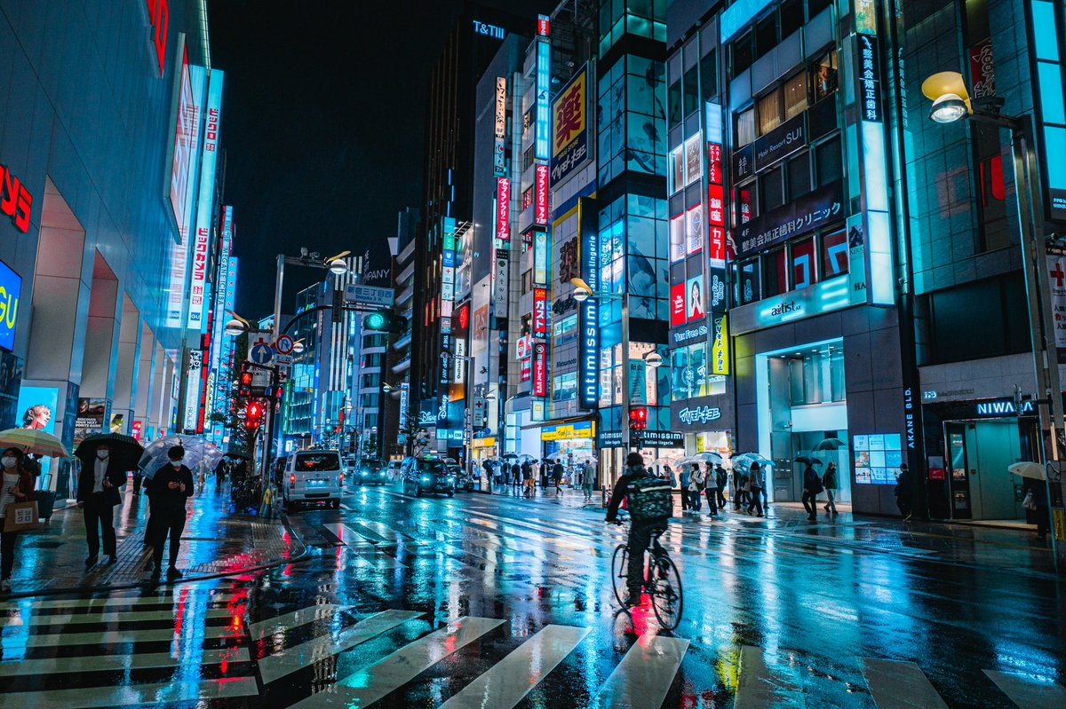 YTphotography1's tweet photo. 雨の日にサイバー化する夜の新宿は美しかった。 https://t.co/9BbkZwzF19