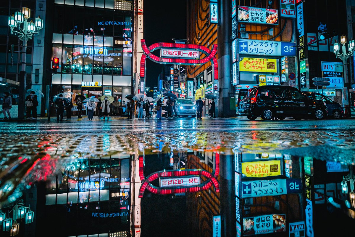 YTphotography1's tweet photo. 雨の日にサイバー化する夜の新宿は美しかった。 https://t.co/9BbkZwzF19