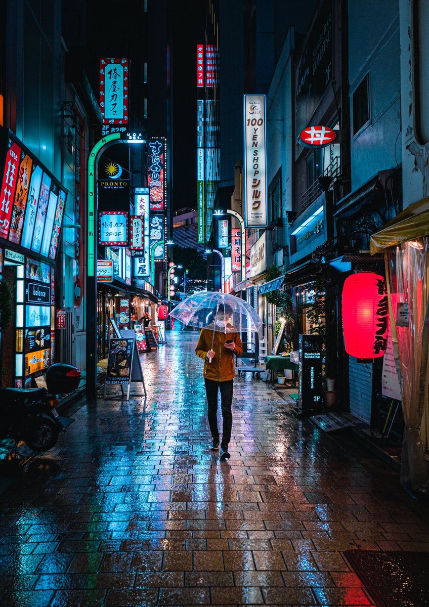 YTphotography1's tweet photo. 雨の日にサイバー化する夜の新宿は美しかった。 https://t.co/9BbkZwzF19