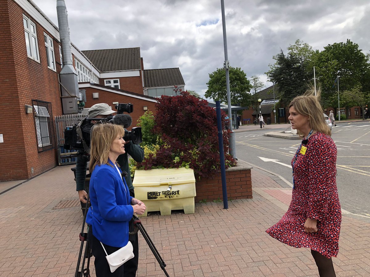 KarliethompsEng's tweet photo. It’s International Day of the Nurse and @BereniceAGroves is being interviewed by @itvcalendar outside ED - the message is clear, our pressures continue, please use the #rightplacefirsttime for your care and #NHS111 - it’s all a great way to show respect for our nurses #IND2022 https://t.co/4O0FiFbAji