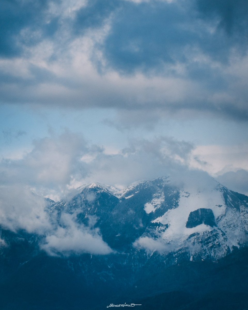 Marusha_____'s tweet photo. • Mother Nature, you are so loved.🤍 Even though we are so disconnected from you. Even though we forget that we are a part of you. Deep down you know our hearts. You are so loved.🤍 •

Can you spot a 💙 made of mountains and clouds?

#Slovenija #artography #naturephoto #heart https://t.co/TUDTHVBcWE