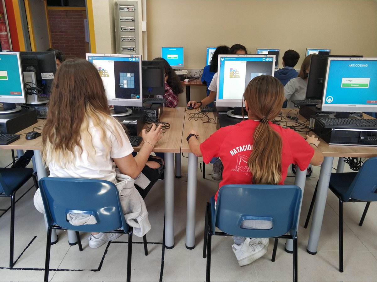 morcalant's tweet photo. Último día en IES José Hierro de Getafe, donde han probado el #JuegoSerio Articoding. Videojuego desarrollado en @informaticaucm para enseñar conceptos básicos de programación. 
90 alumnos de diferentes cursos han podido aprender con Articoding. 
Muchas gracias al instituto!! https://t.co/ZxWxPGT0vc