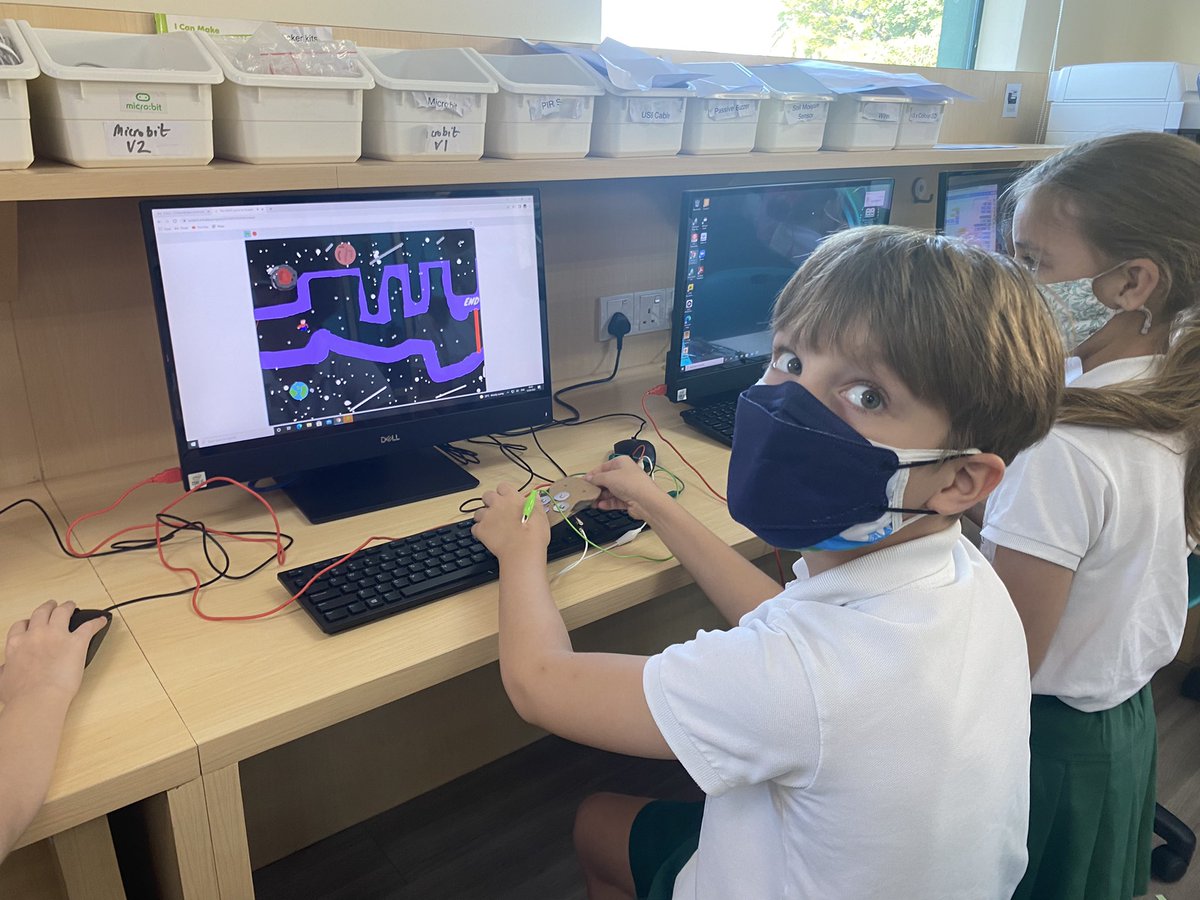 KLASS_Computing's tweet image. Y4 proudly testing their own Scratch games & makey makey controllers. Game on! 🎮👨🏻💻👩💻👾